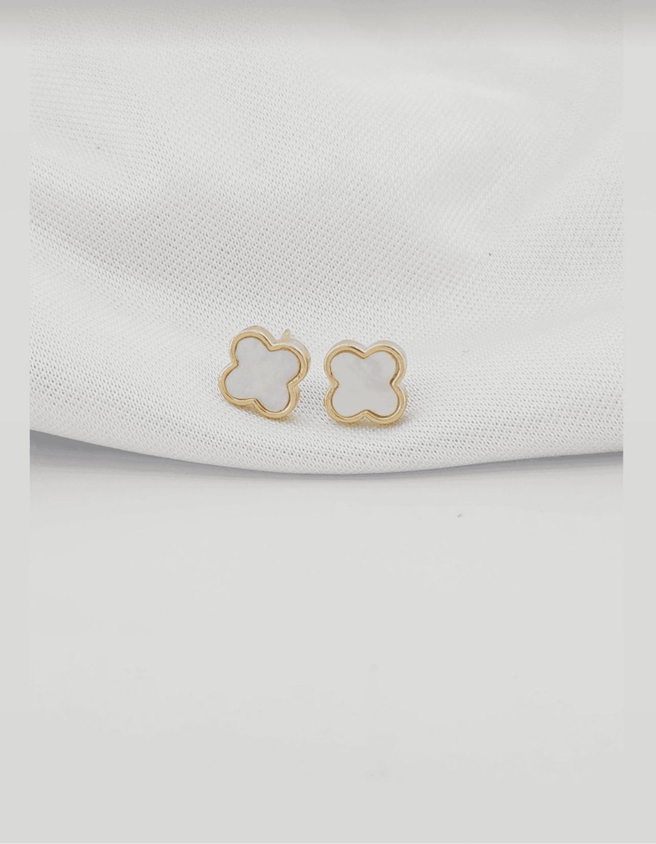 Smooth side mother-of-pearl clover earring 11264