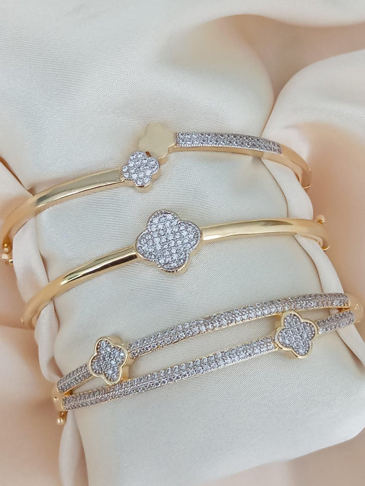 Bracelet with a single flower set on a base 10012