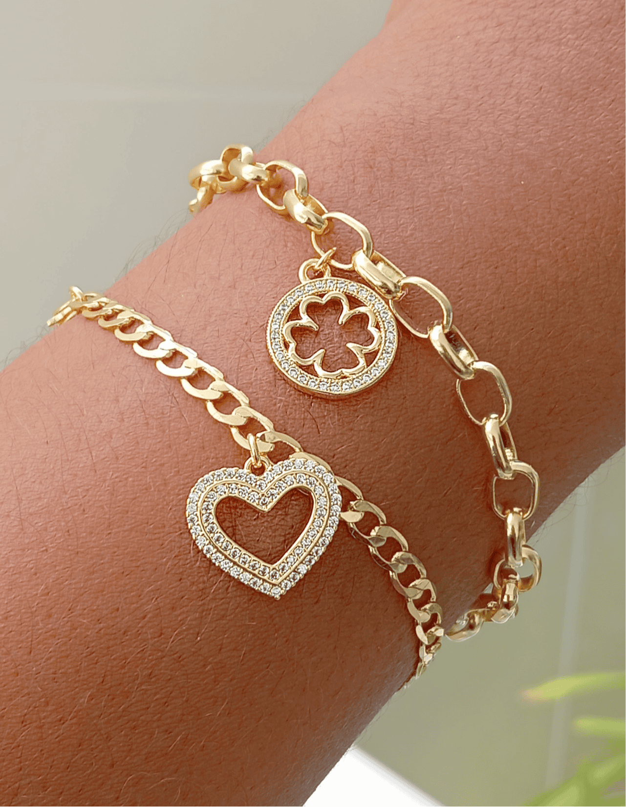 6.7-inch round link bracelet with open clover 11807