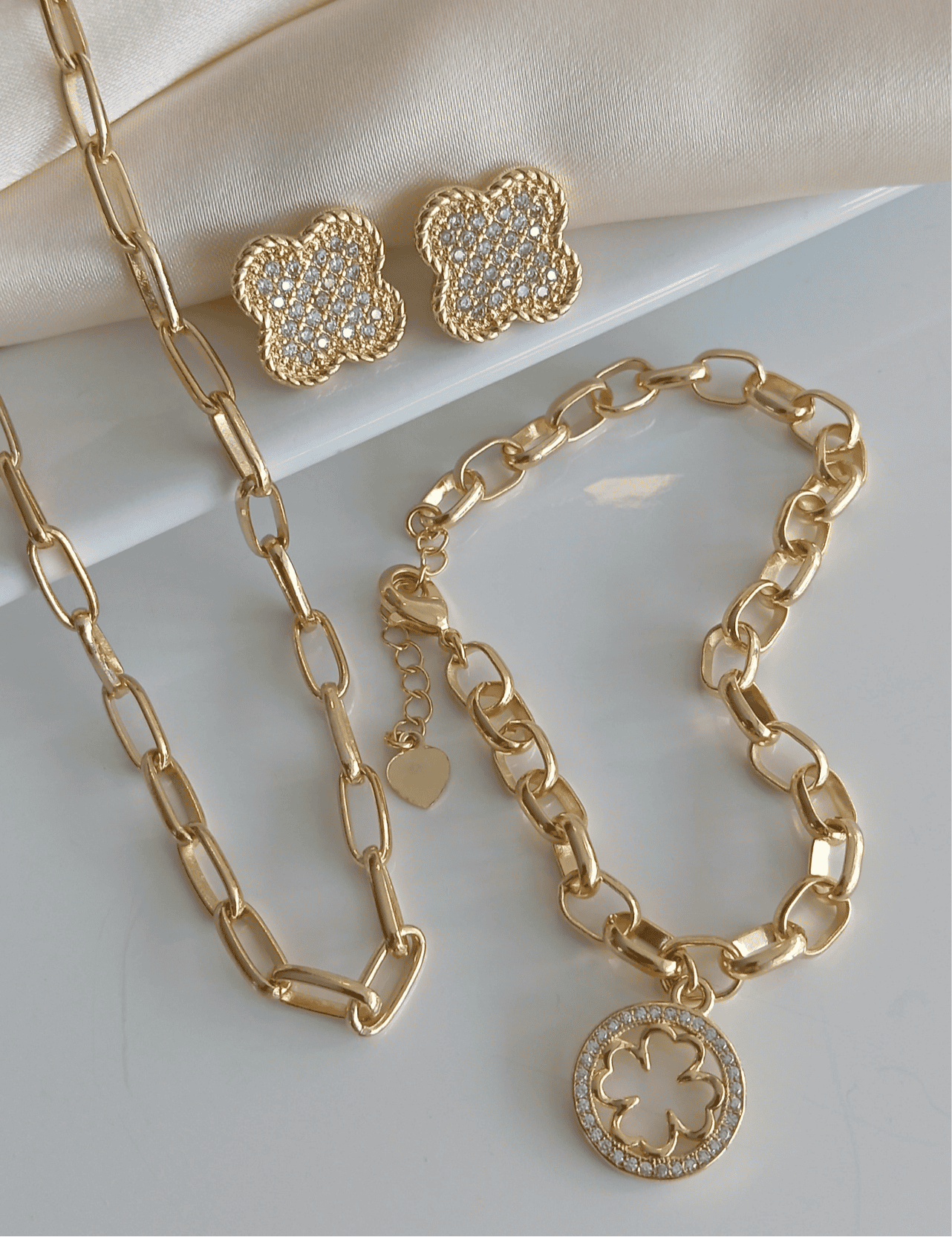 6.7-inch round link bracelet with open clover 11807