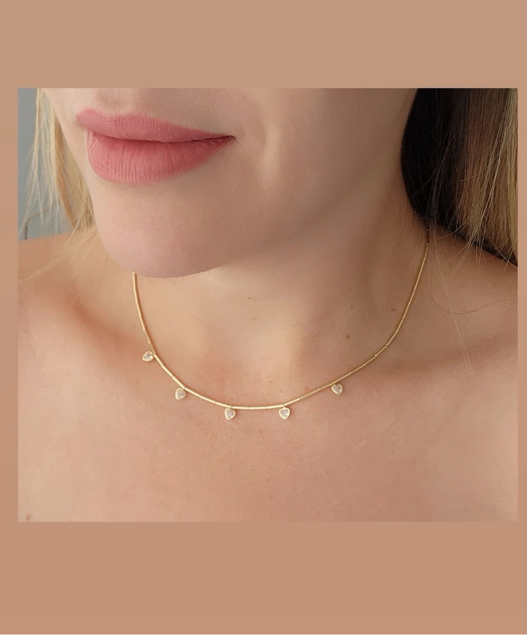 Tube necklace with 5 hearts 7922