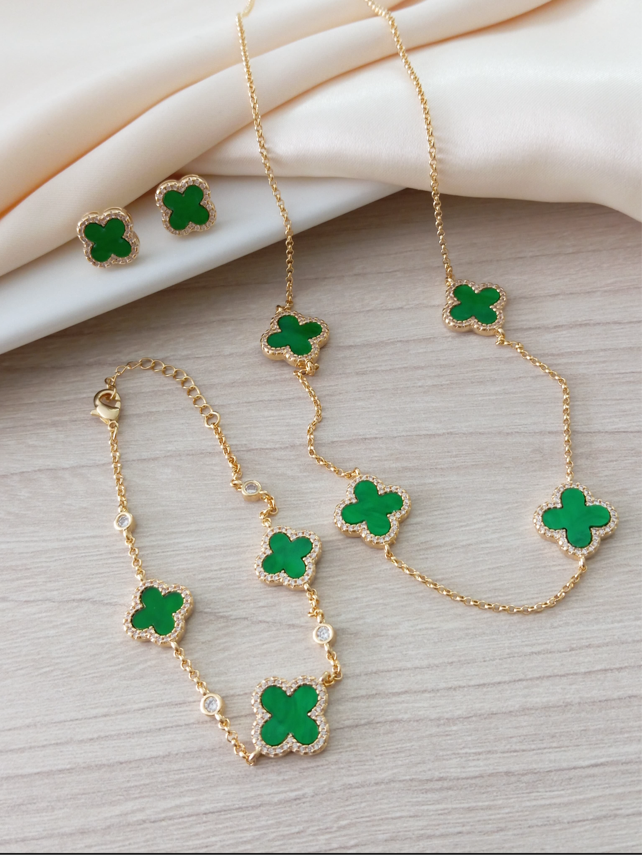 16 cm (6.3 inches) bracelet featuring 3 clover with sparkling stones 12246