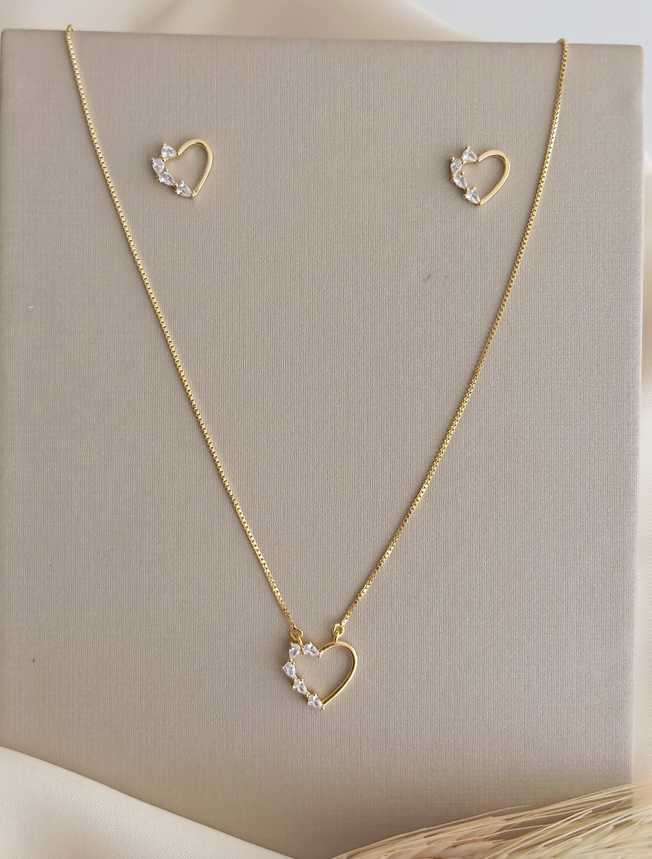 Set with heart pendant and single chain with side teardrop stone 11778