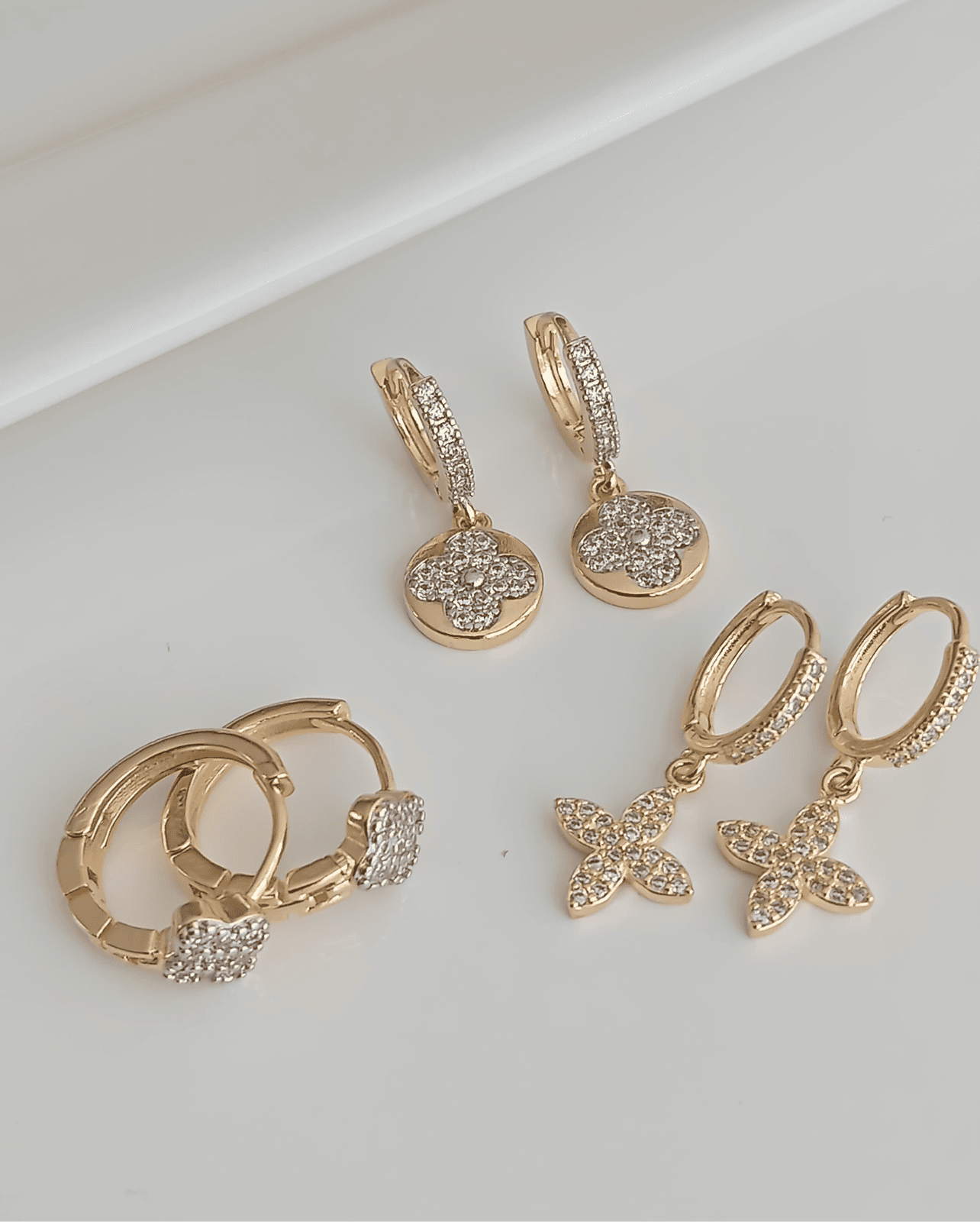 Hoop with a single pavé flower and chain ring 11192