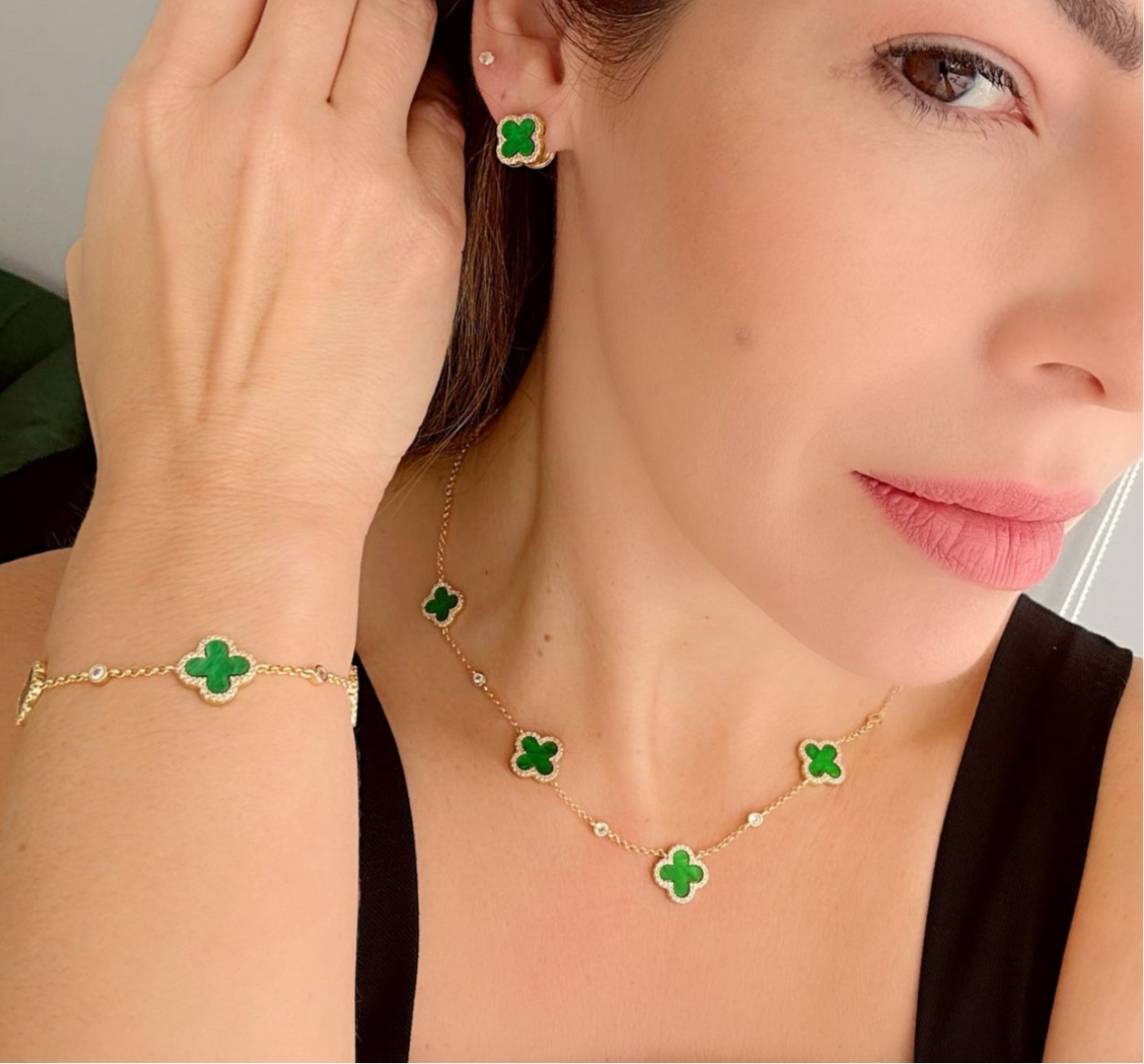 18-inch necklace featuring a delicate Portuguese link chain with five sparkling clover charms 12245