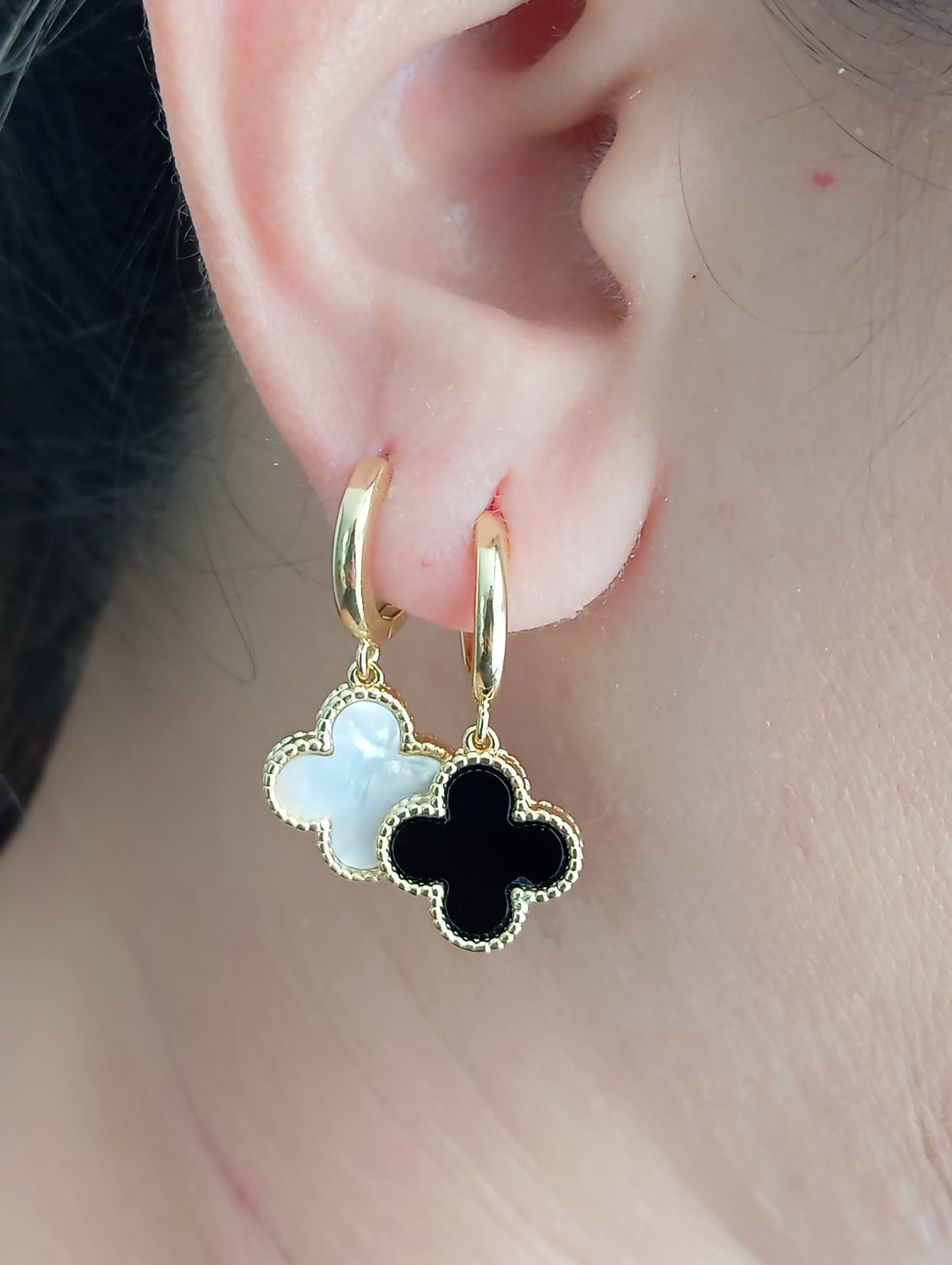 Hoop earring with 1 clover pendant 10805