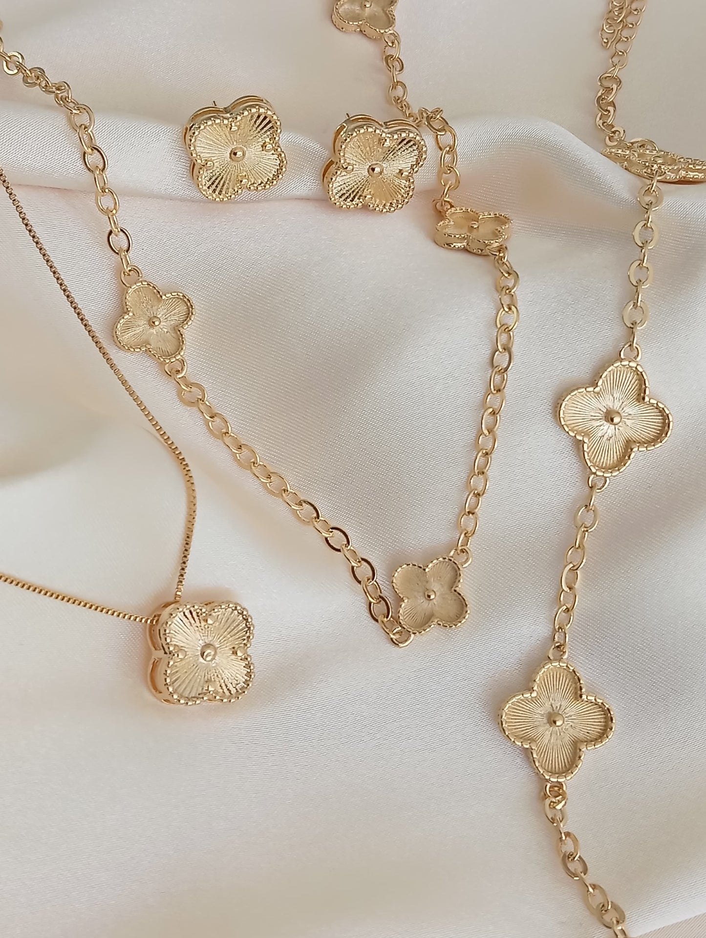 17.7-inch Necklace with 5 Smooth Flowers and Links 11188