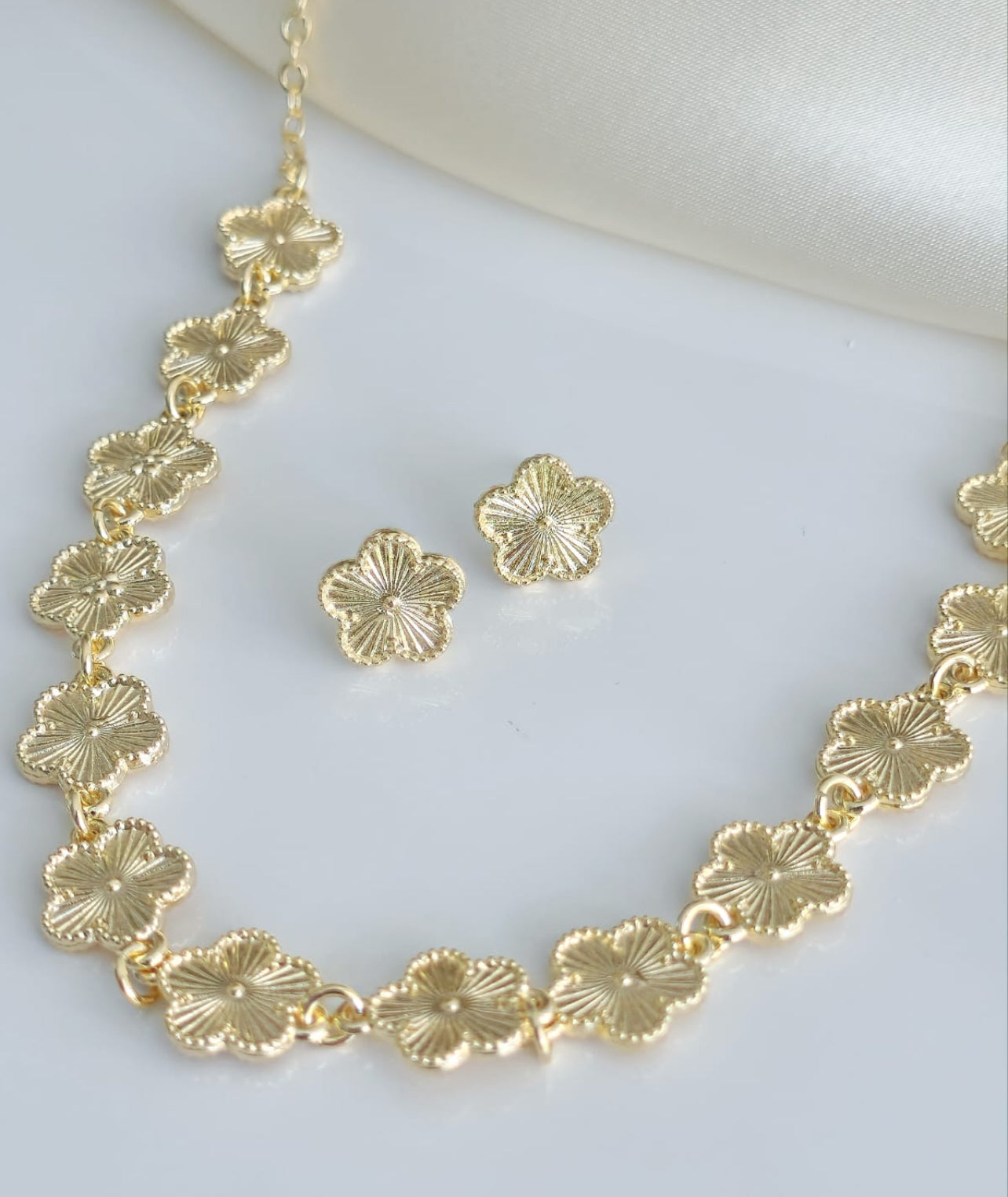 Necklace with 14 flowers 9026