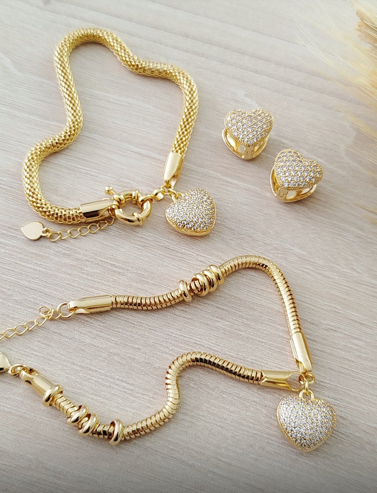 11810 6.7-inch hollow chain bracelet with heart