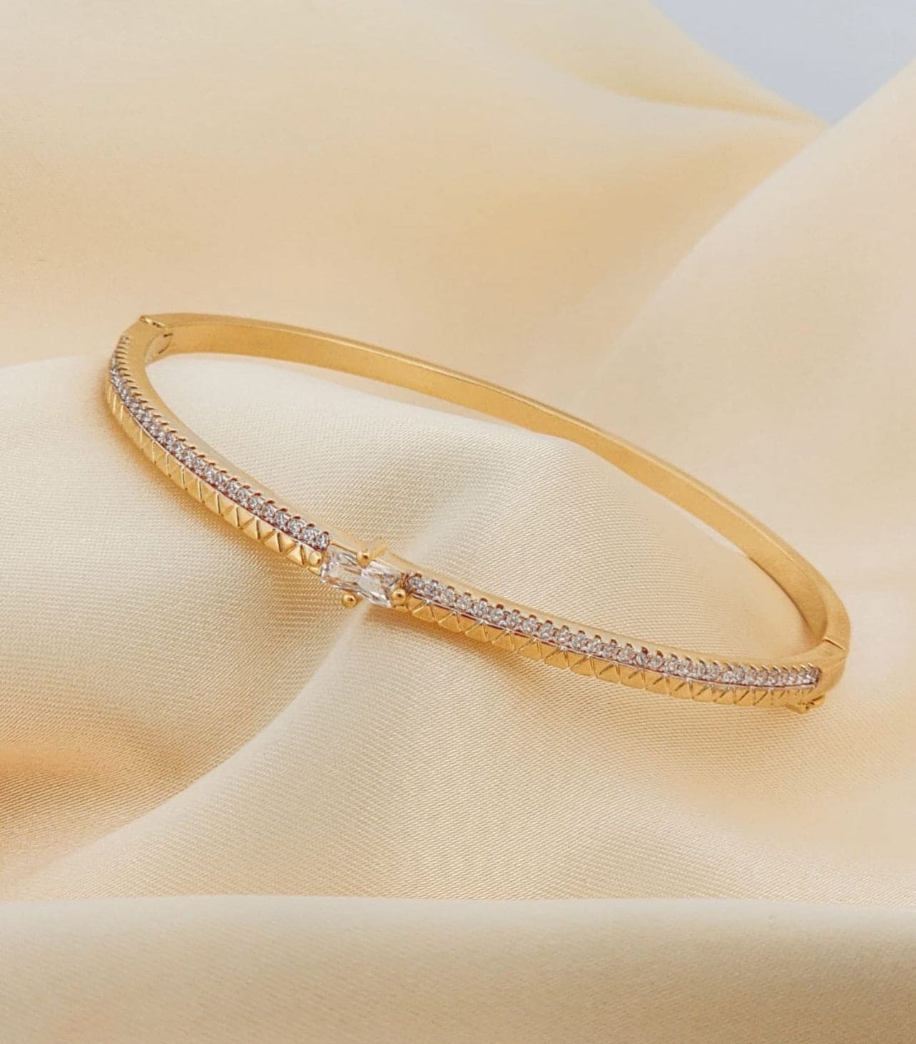 Bracelet with 1 zirconia stripe and 1 square stone 9948