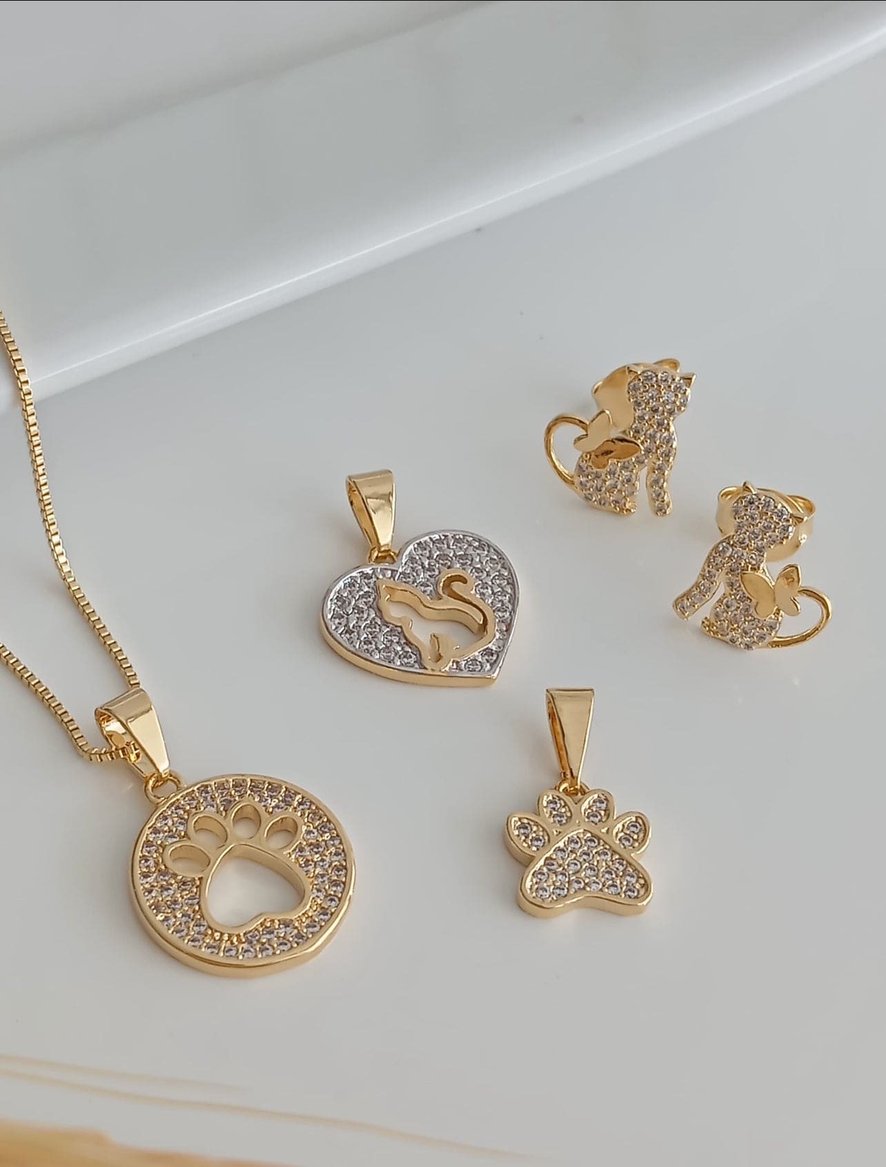 18-inch necklace with a cutout paw and a pavé medal charm 11615