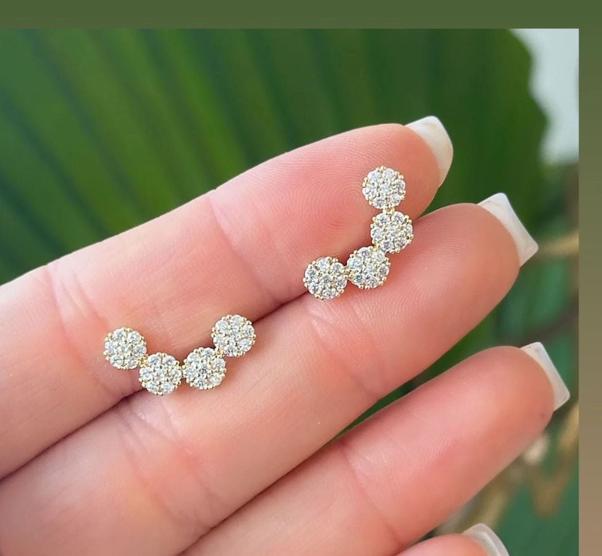 Ear cuff earring with 4 zirconia flowers 9659