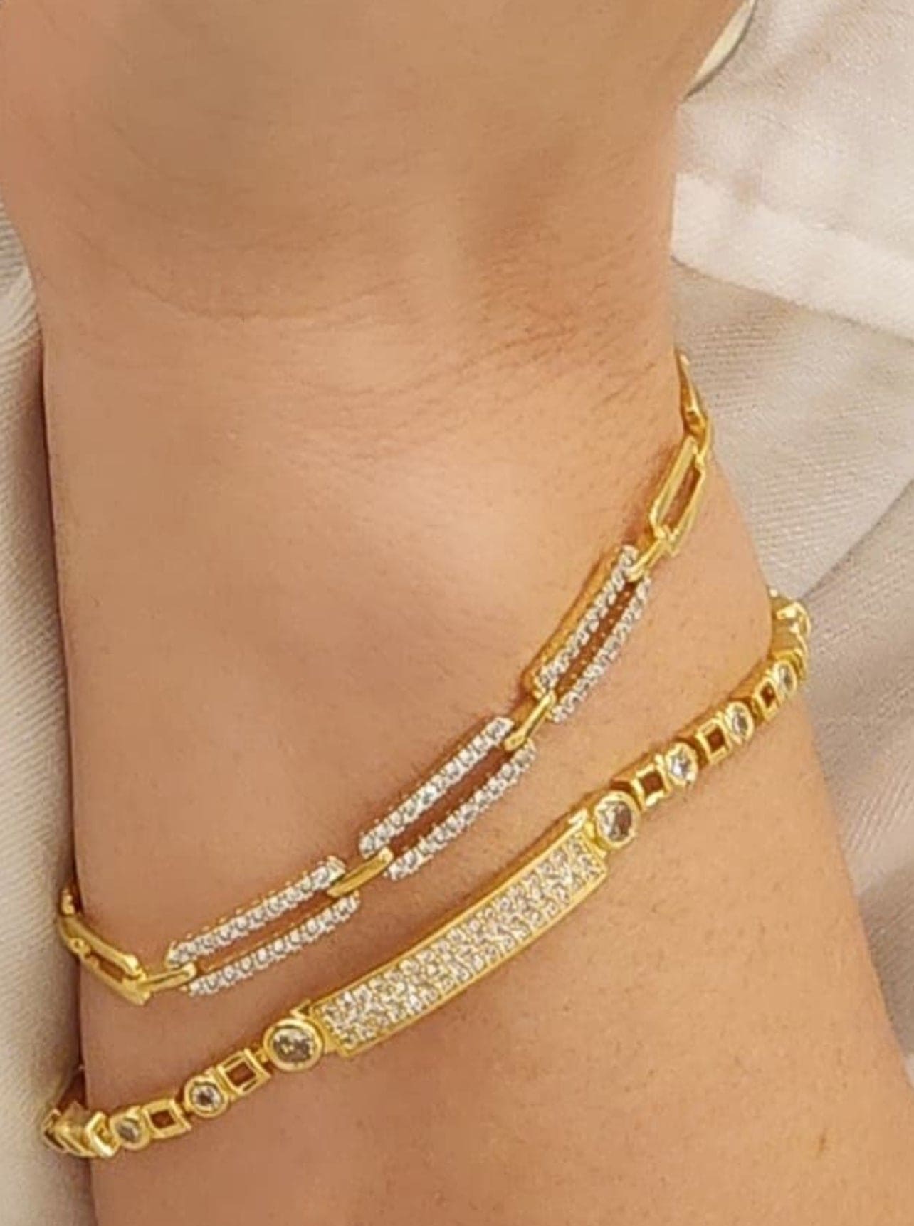 11832 Bracelet with smooth and pavé rectangular links.