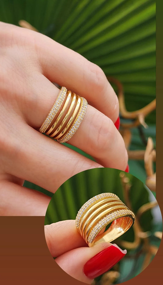 Three smooth bands and two pave-set bands 7982