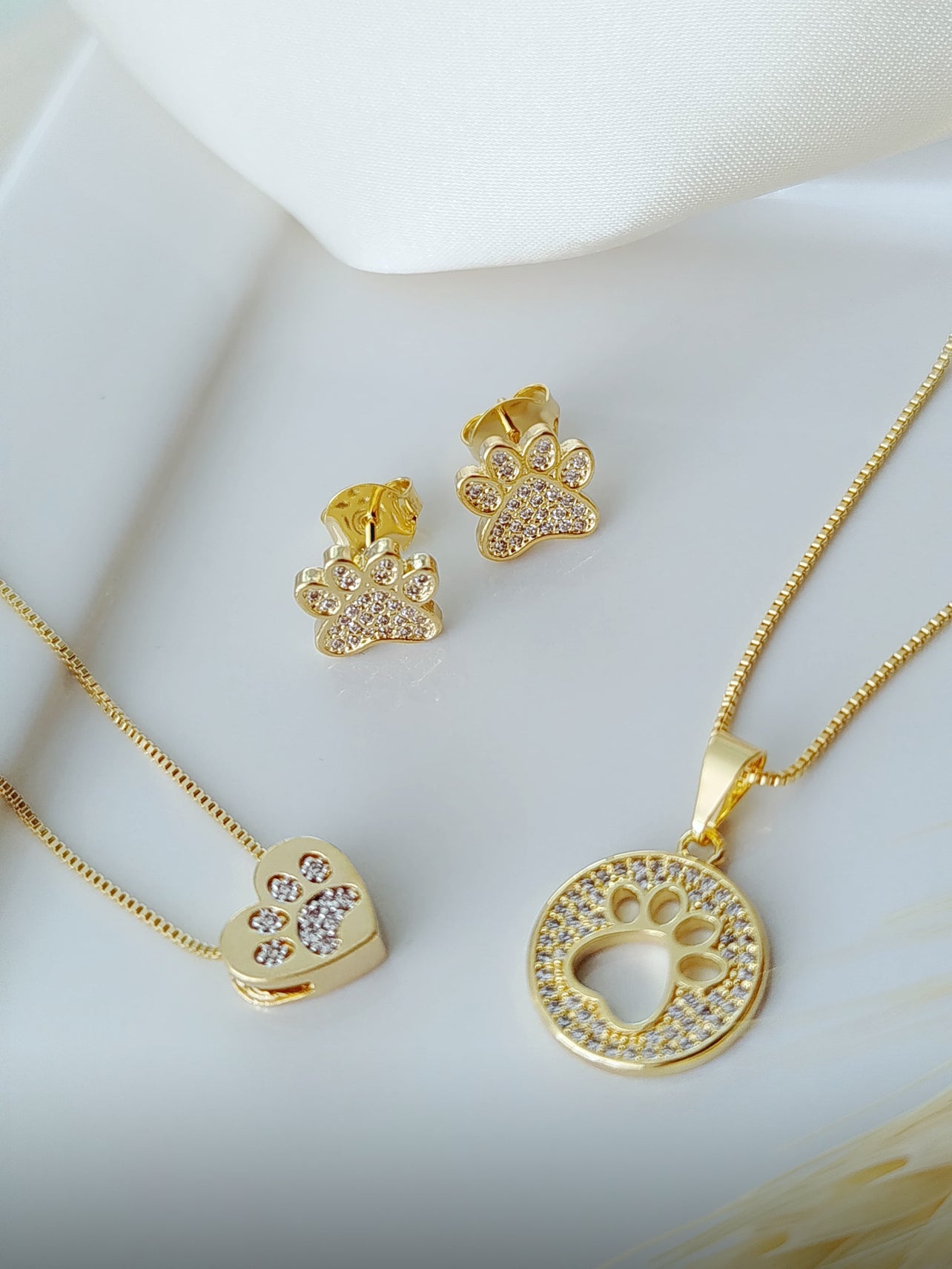 18-inch necklace with a cutout paw and a pavé medal charm 11615