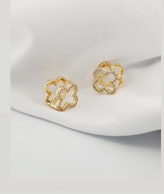 Small hoop with cut-out clove 11265