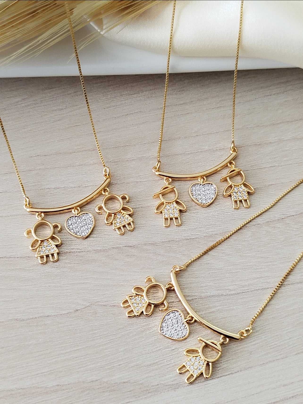 Necklace with two kids and a heart 10454