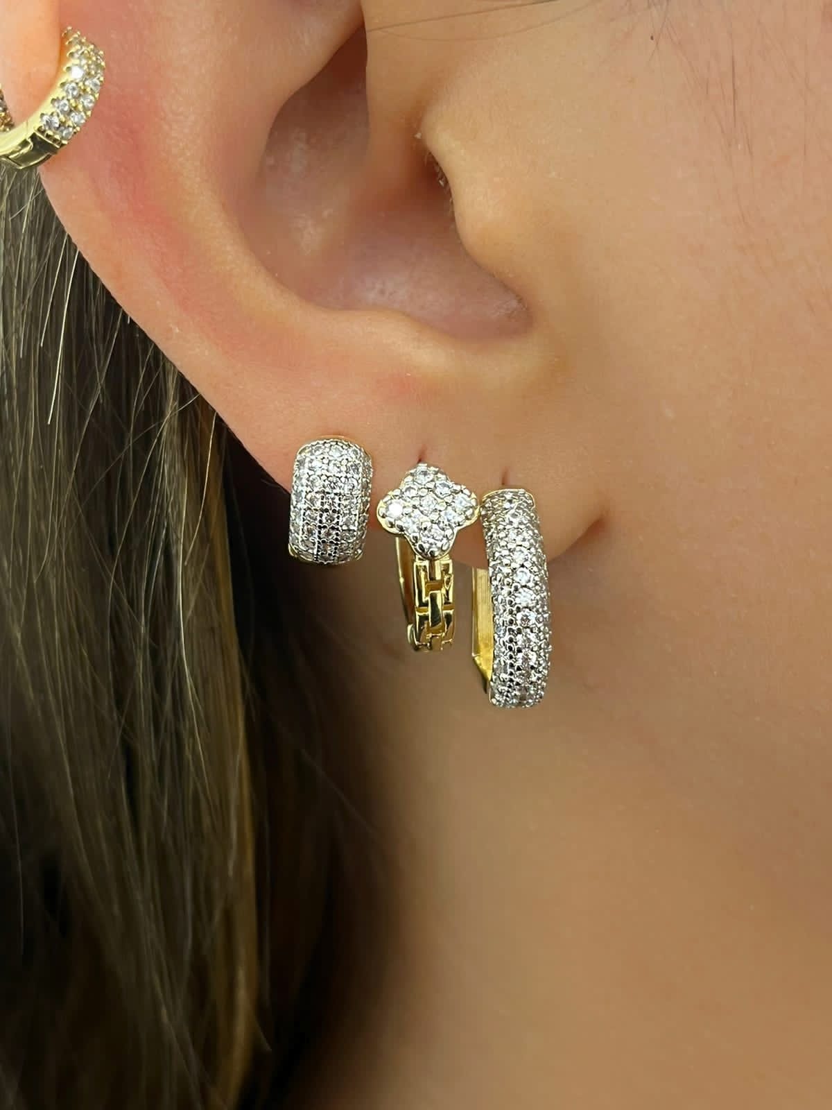 Hoop with a single pavé flower and chain ring 11192