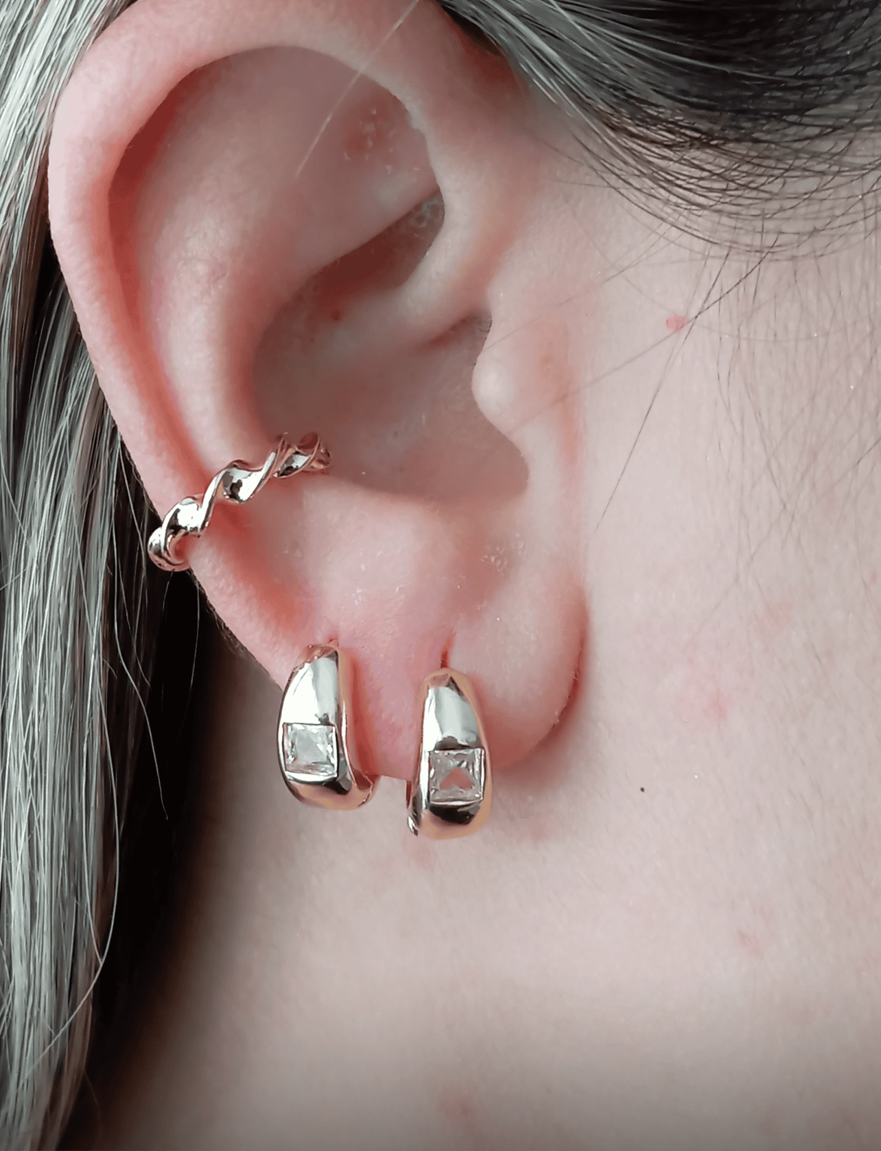 Large Domed hoop earring With a light point 7612