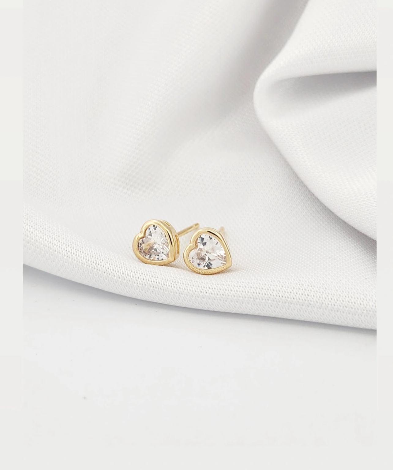 Heart-shaped solitaire stud