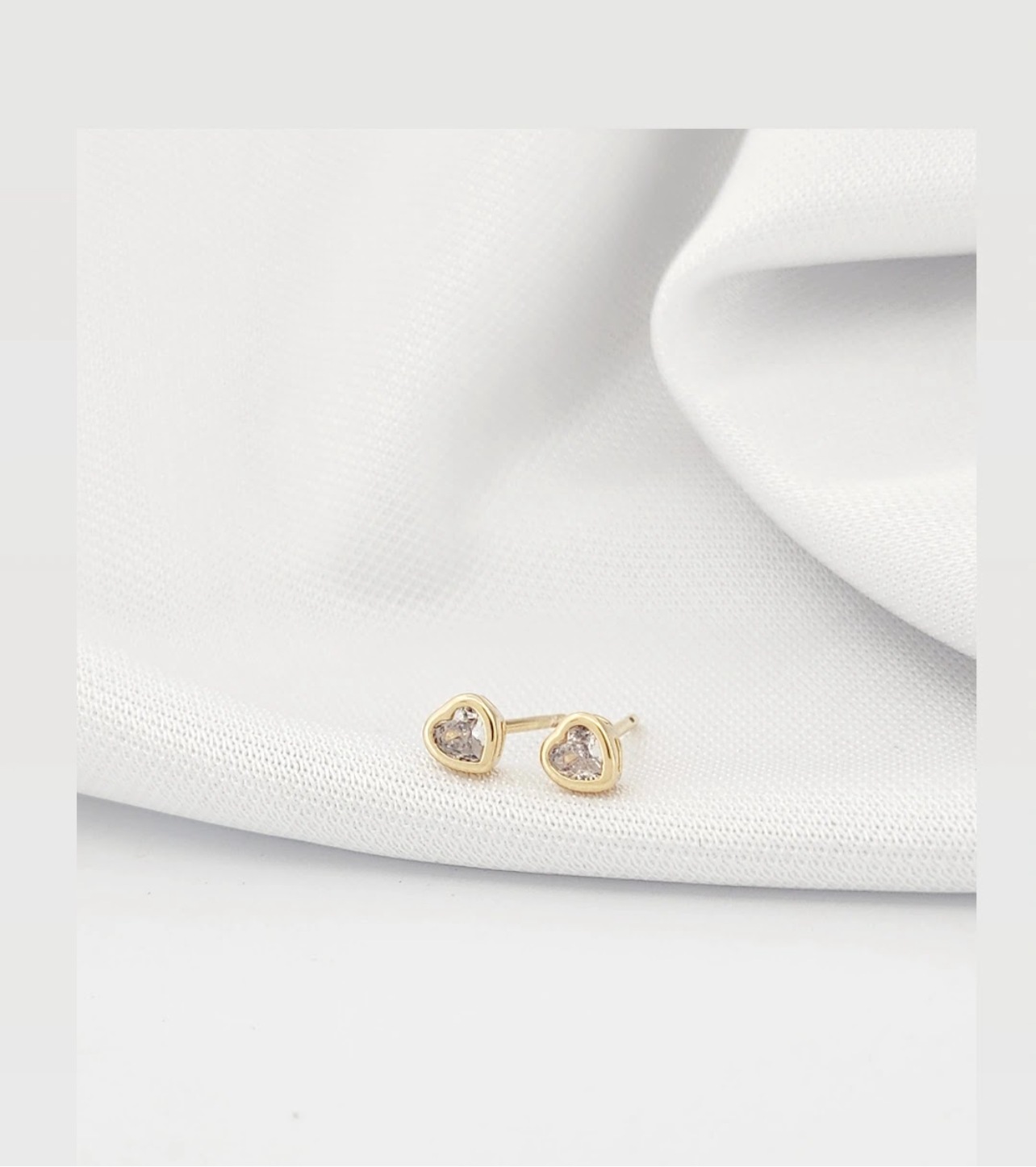 Heart-shaped solitaire stud