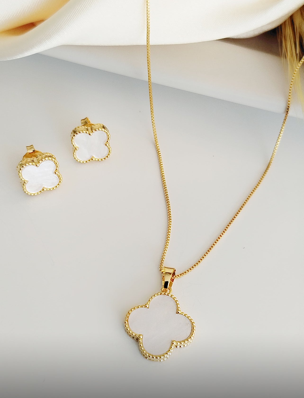 18-inch steel set with clover pendant 11985