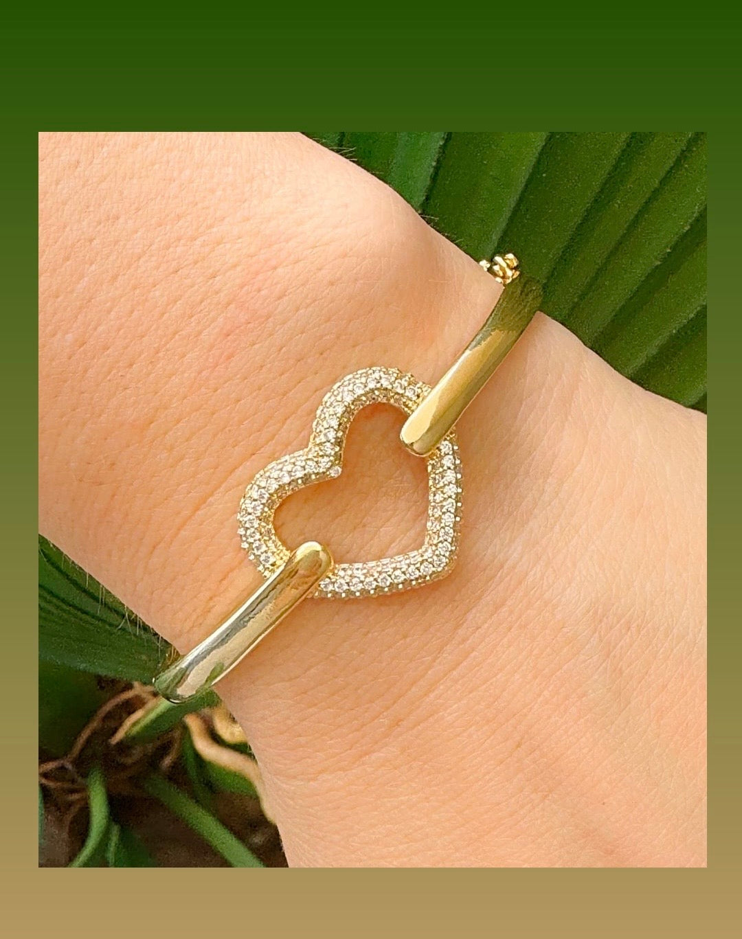 Bracelet with a pavé heart and smooth band 10302