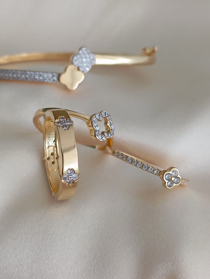 Band Ring with 5 Sparkling Floral Accents