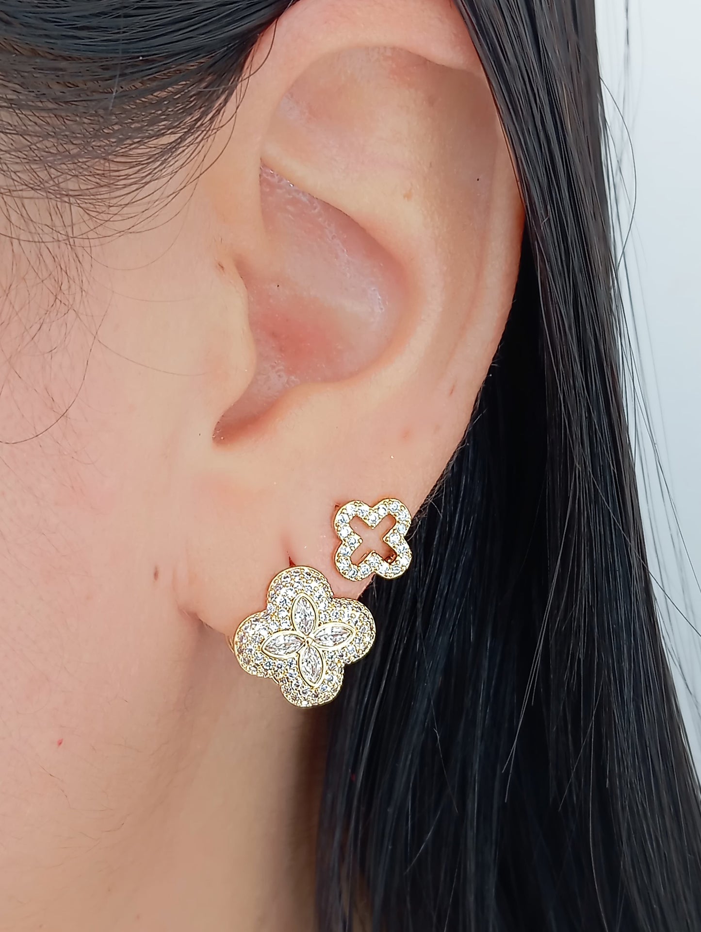 Hoop earring with double four-leaf clover, paved with marquise stones 11215