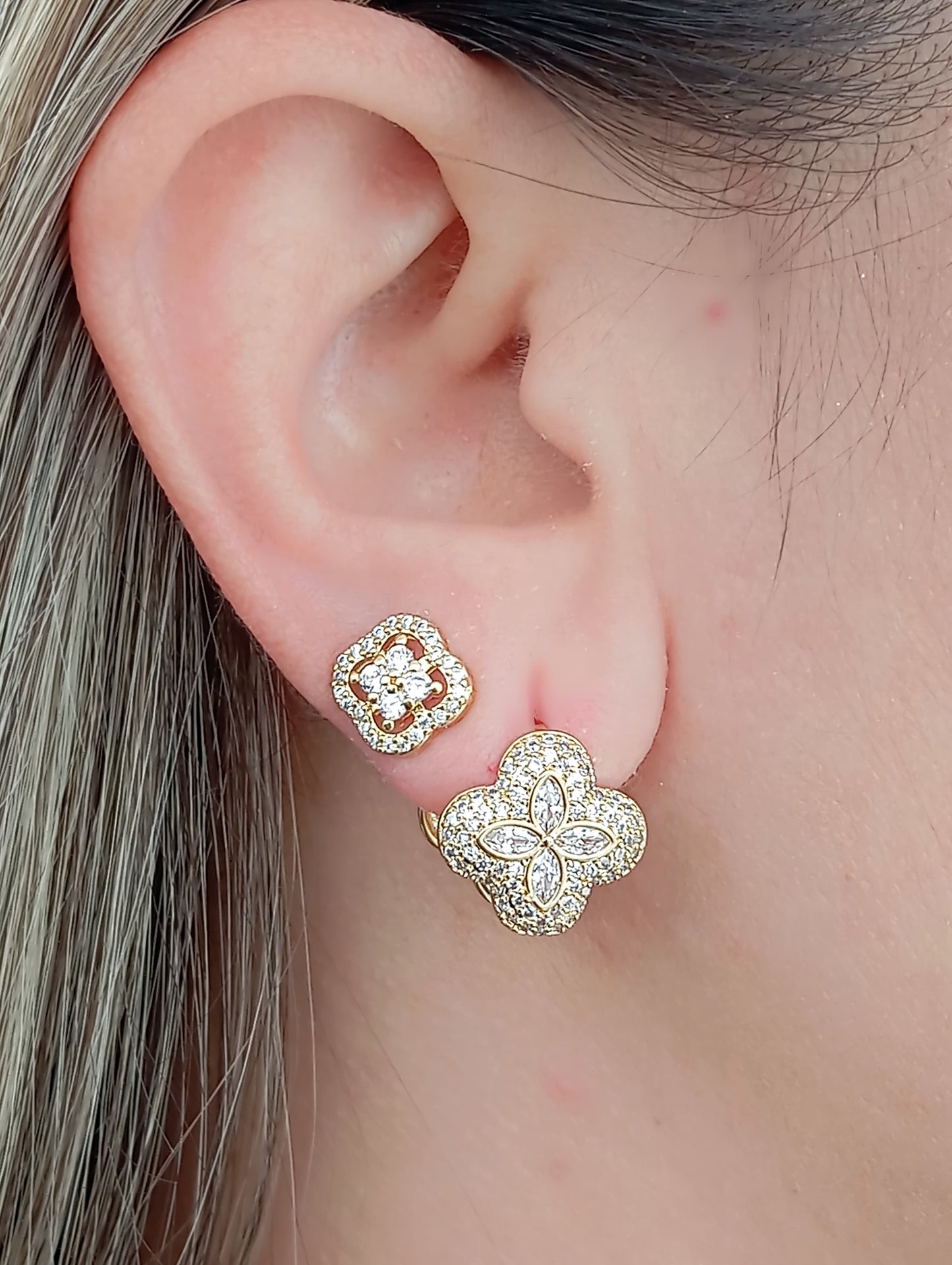 Hoop earring with double four-leaf clover, paved with marquise stones 11215