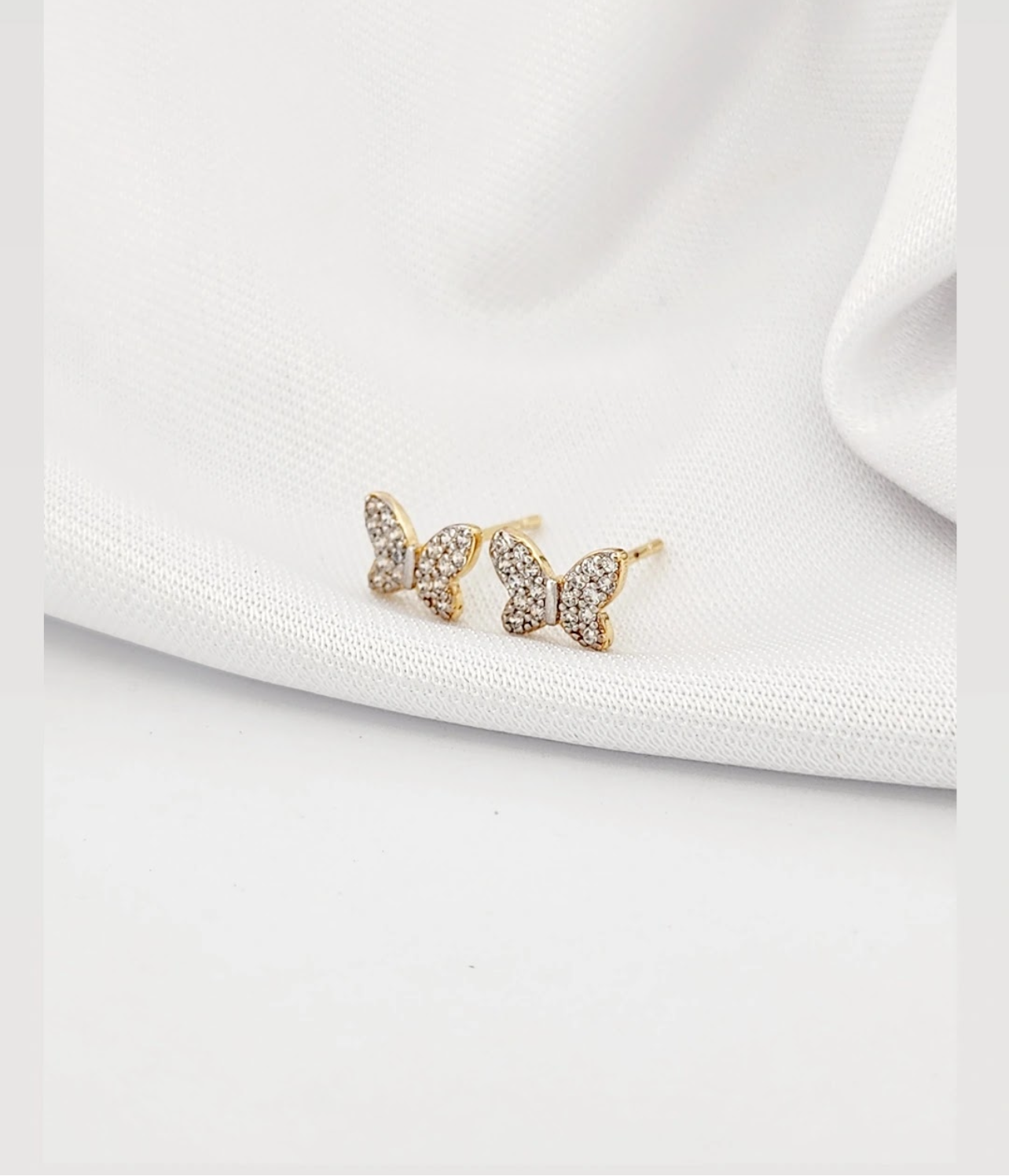 Butterfly stud earring with pavé stones and one smooth strand