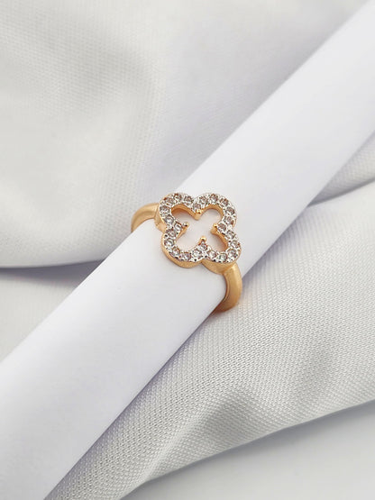 Ring with 1 Hollow Clover Pavé with Sparkling Accents