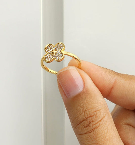 Ring with one paved flower 10568