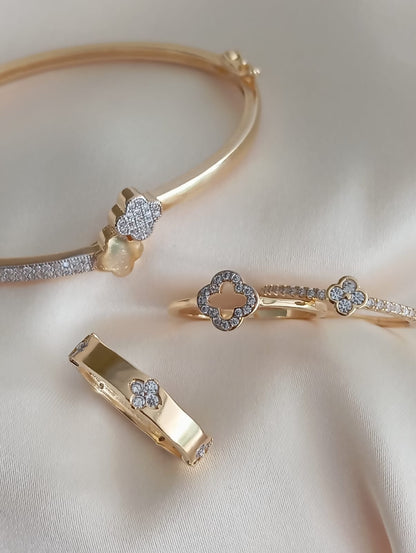 Band Ring with 5 Sparkling Floral Accents