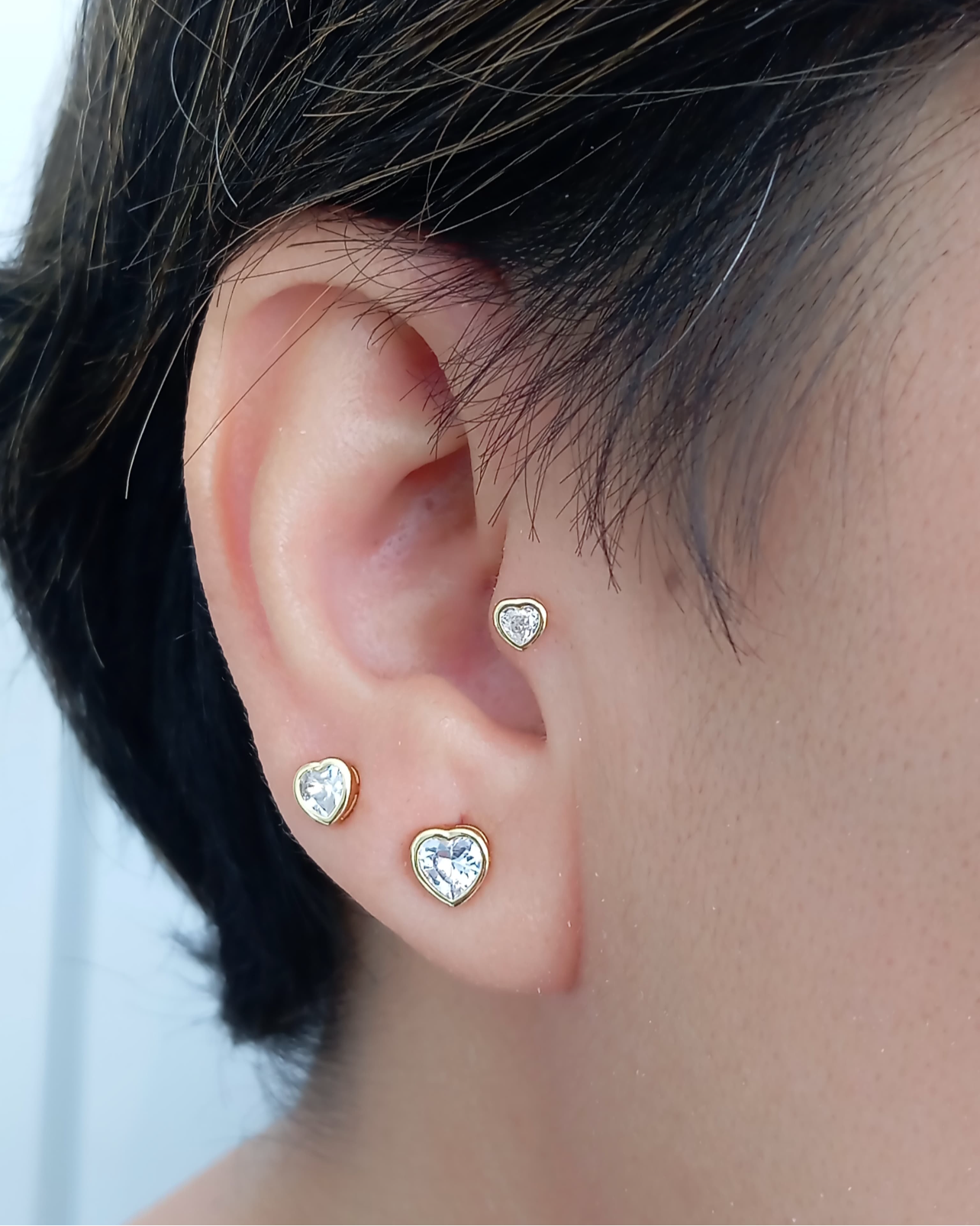 Heart-shaped solitaire stud