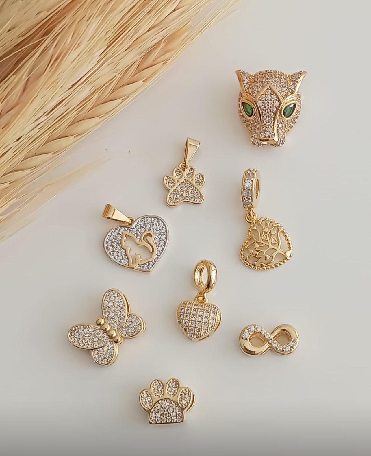 Pavé heart pendant with cutout cat 11606