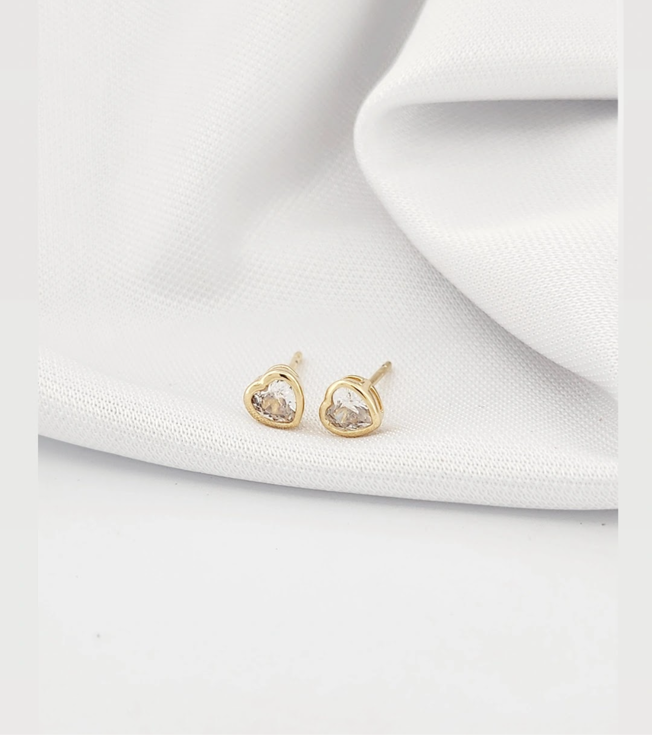 Heart-shaped solitaire stud