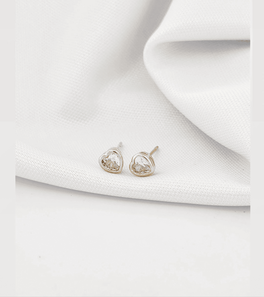 Heart-shaped solitaire stud