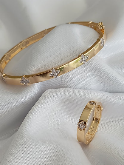 Band Ring with 5 Sparkling Floral Accents