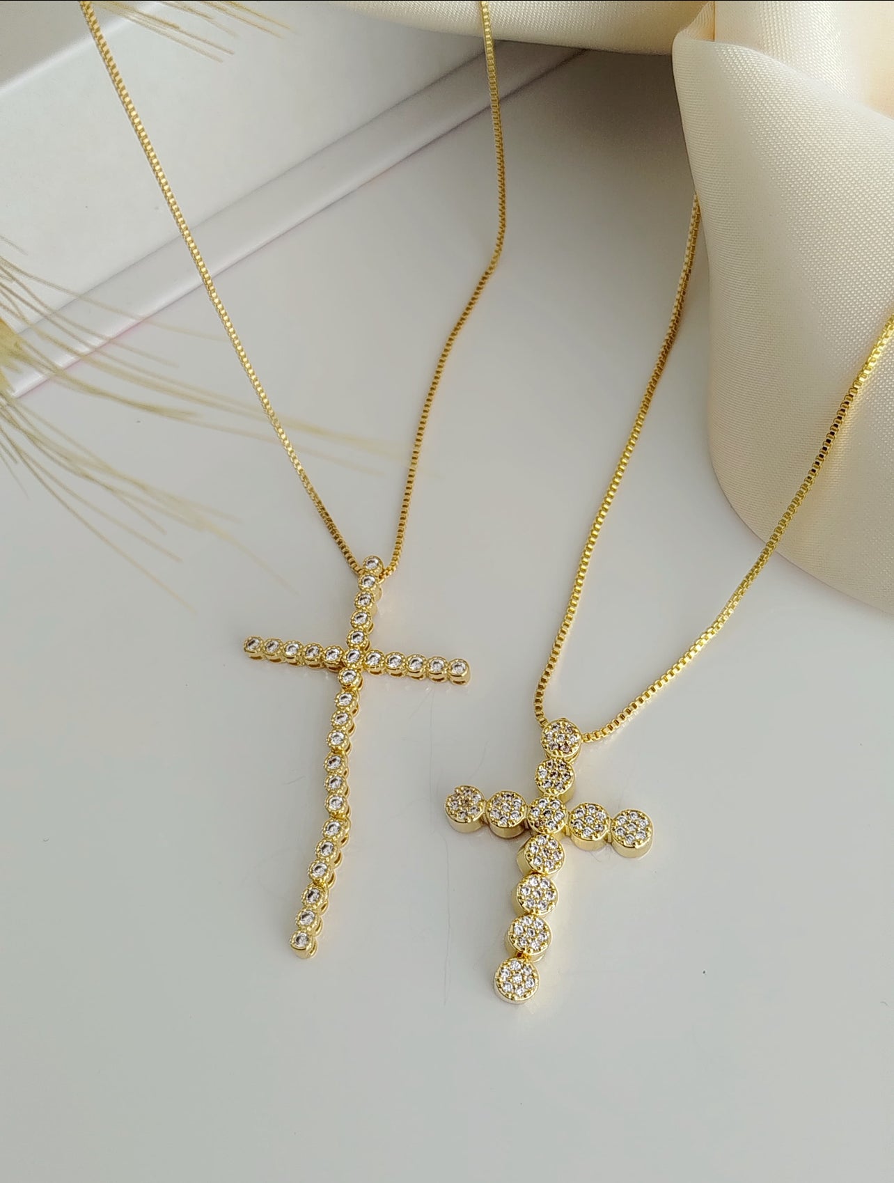 17.7-inch necklace with a pavé cross pendant and beaded detail 11489