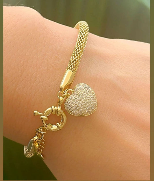 11810 6.7-inch hollow chain bracelet with heart