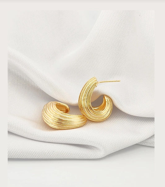 Ridged half-hoop earring 11062