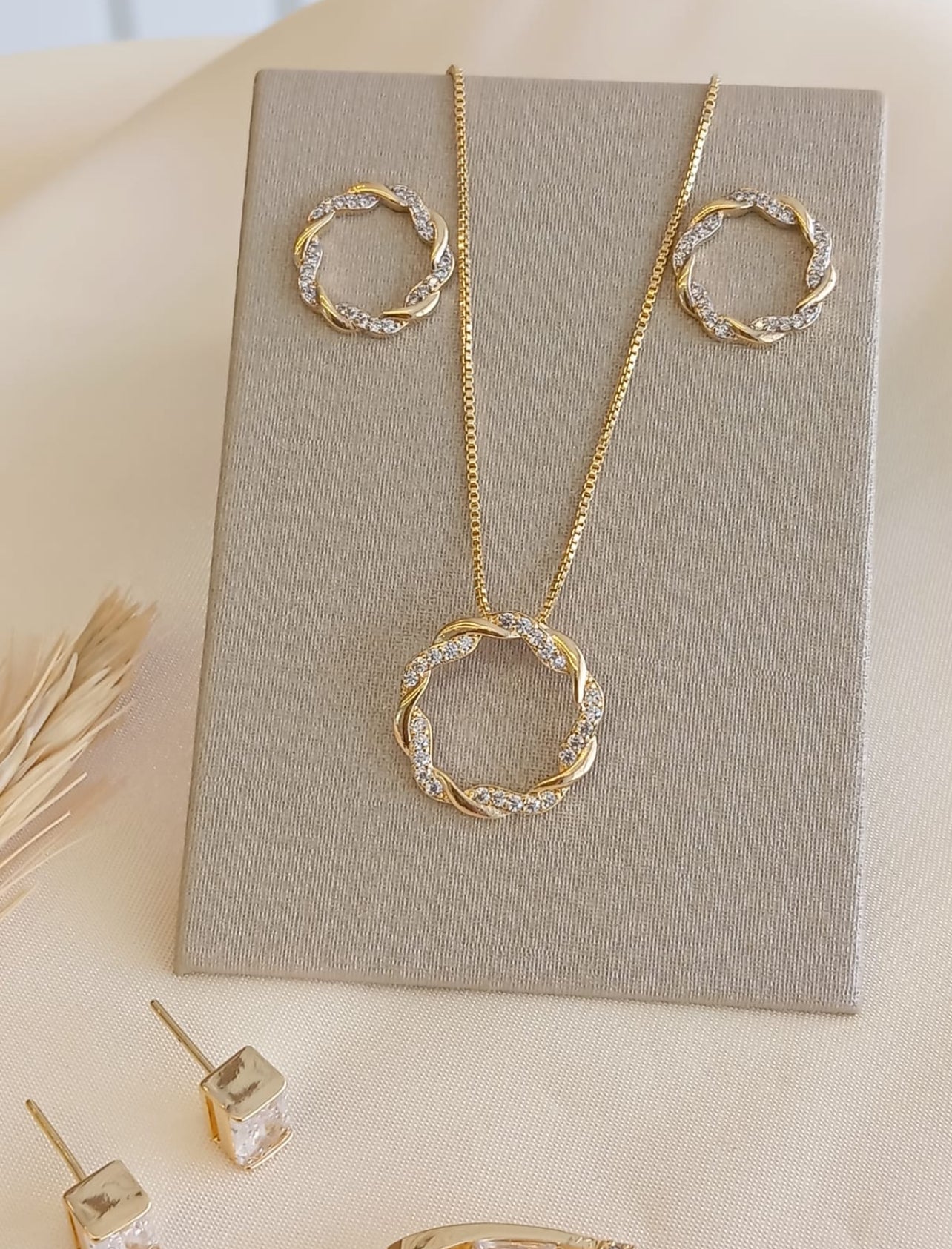 Smooth and pavé circle set 9658
