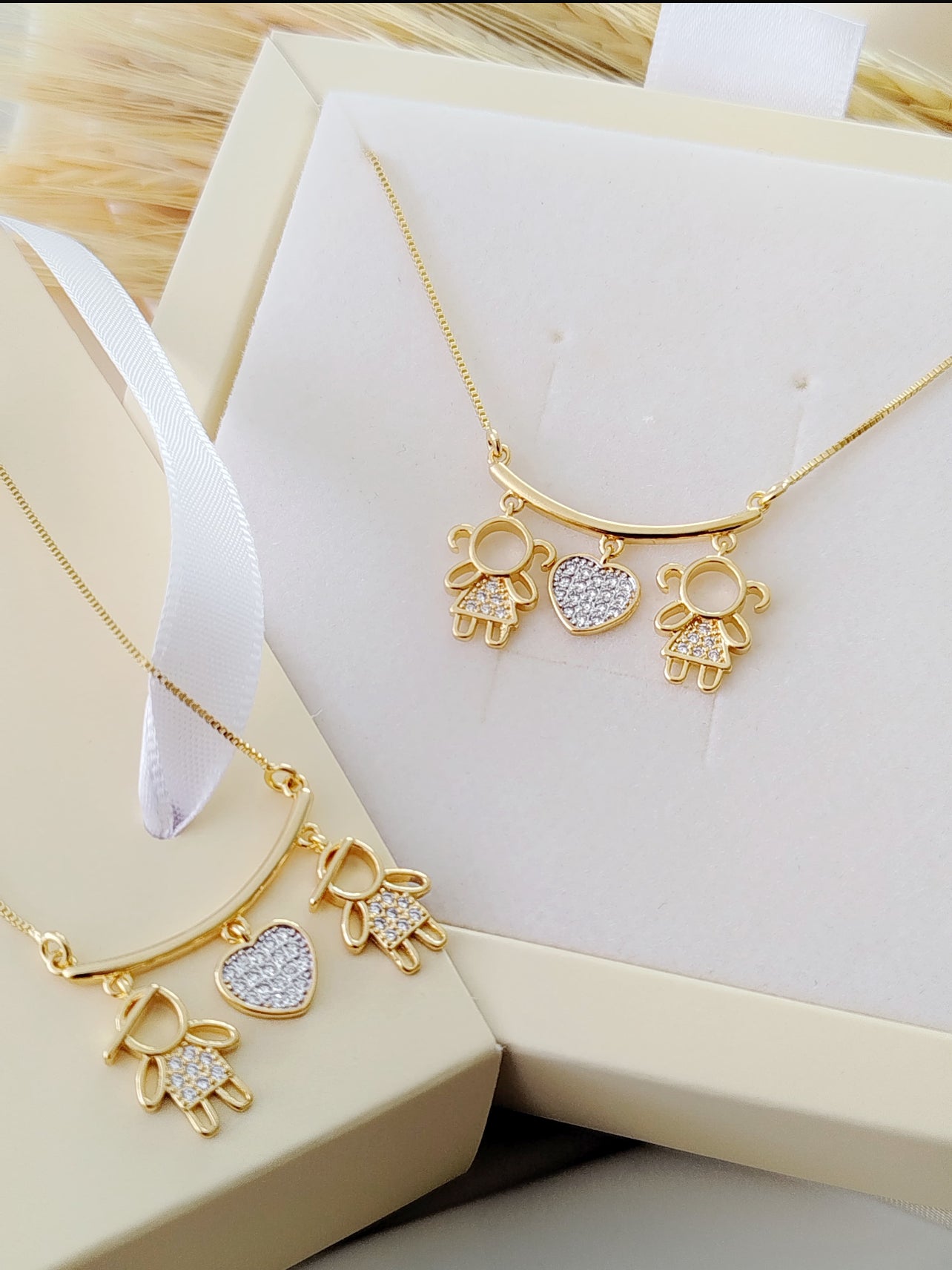 Necklace with two kids and a heart 10454