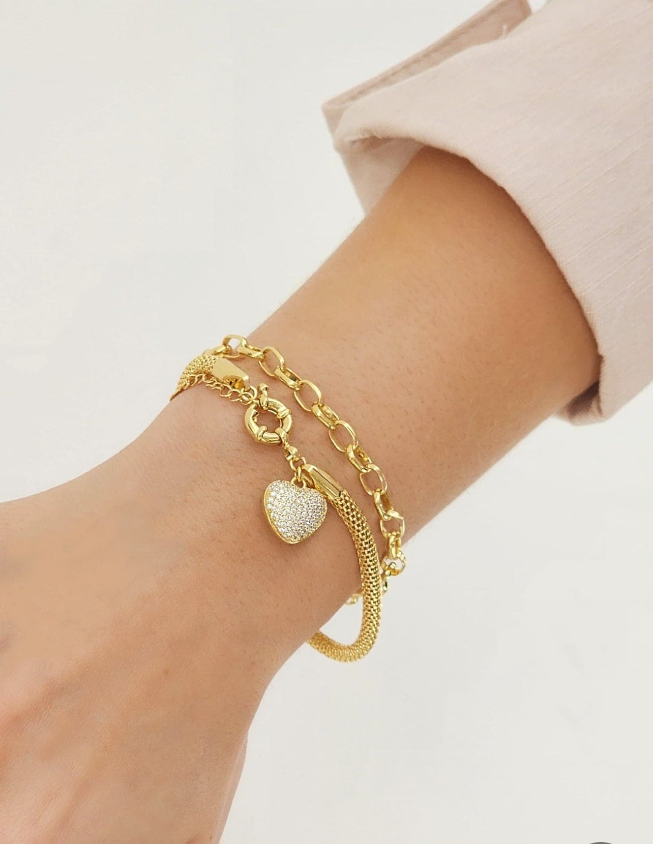 11810 6.7-inch hollow chain bracelet with heart