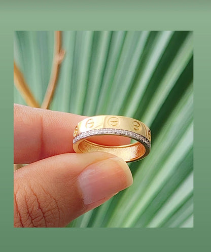 Smooth Ring with One Pavé Row