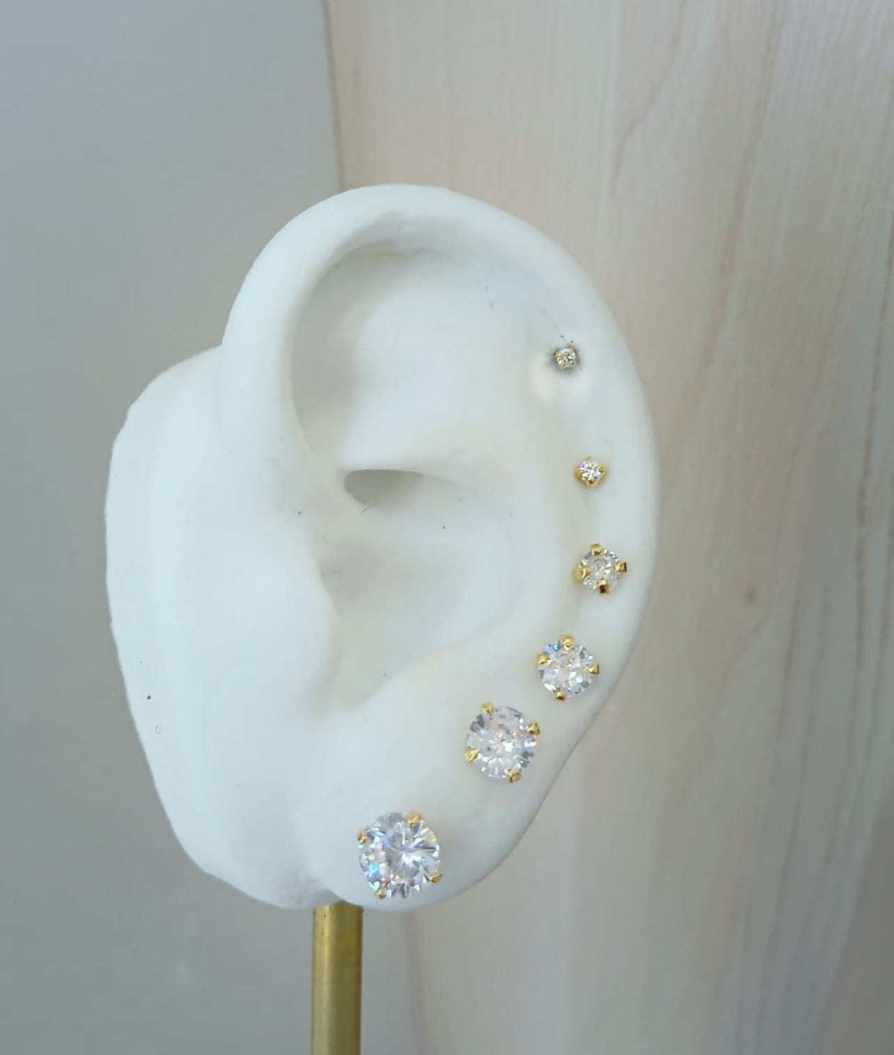 Large stud earring with a light point 9191