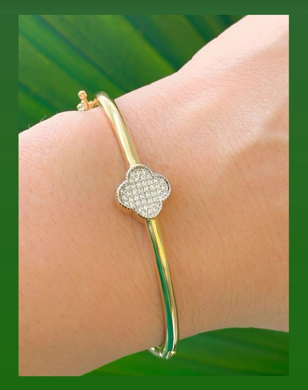 Bracelet with a single flower set on a base 10012