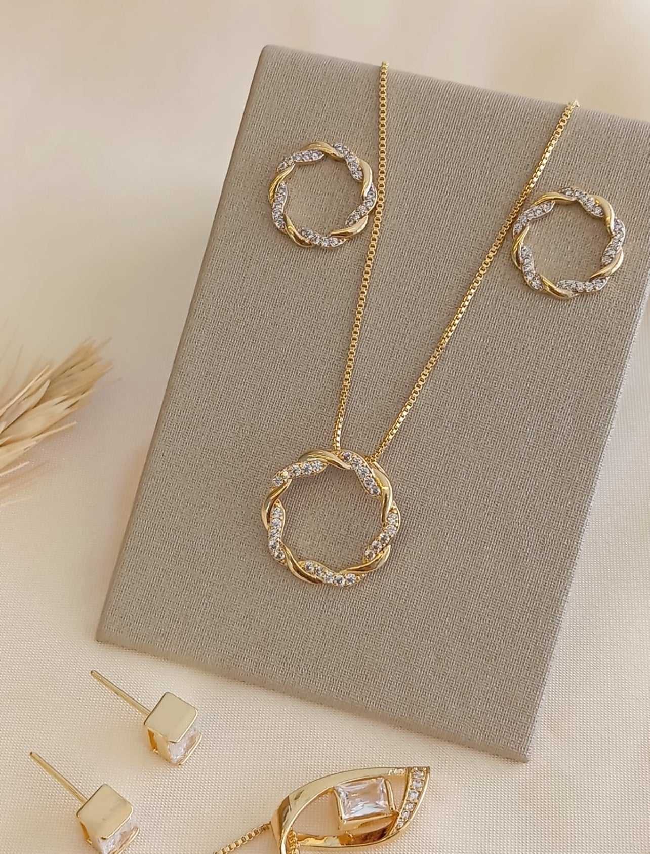 Smooth and pavé circle set 9658