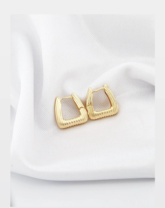 Small hoop with textured triangle 11572